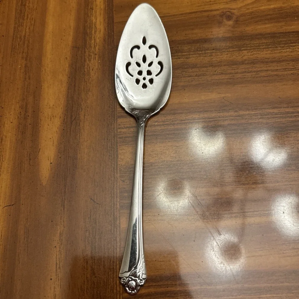 Oneida Community Fantasy‎ Rose Pierced Pie Server 8 3/8